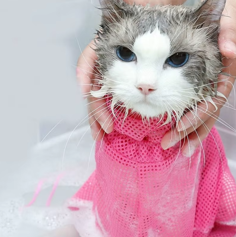 Easy-to-use mesh grooming bag with adjustable straps for secure cat bathing & stress-free pet care.