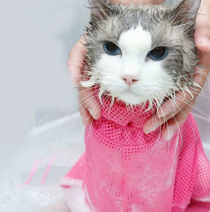 Easy-to-use mesh grooming bag with adjustable straps for secure cat bathing & stress-free pet care.