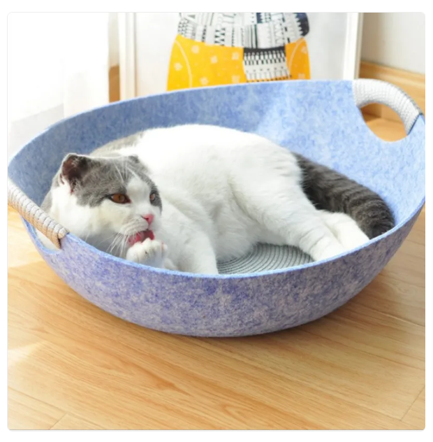 Comfortable felt cat bed, a portable soft basket with handles, ideal for your cat's relaxation.