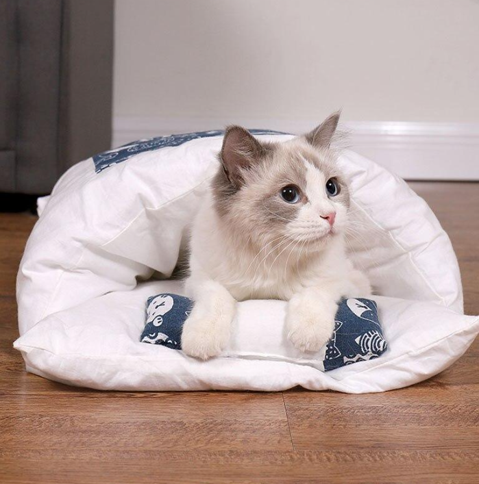 Soft cat bed & sleeping bag, perfect for kittens & indoor cats. Warm, cozy, and washable pet accessory.