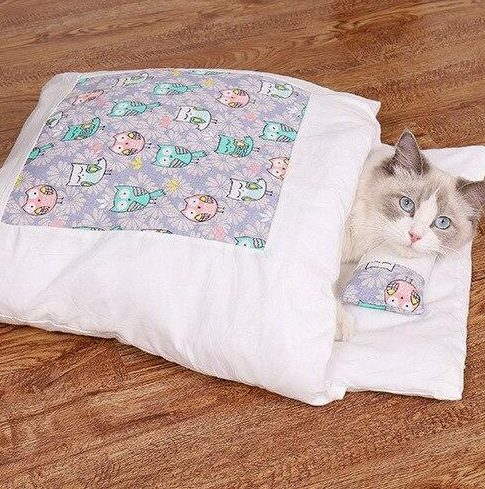 Deep sleep cat bed: a cozy sleeping bag for indoor cats. Warm, soft, and washable for maximum comfort.