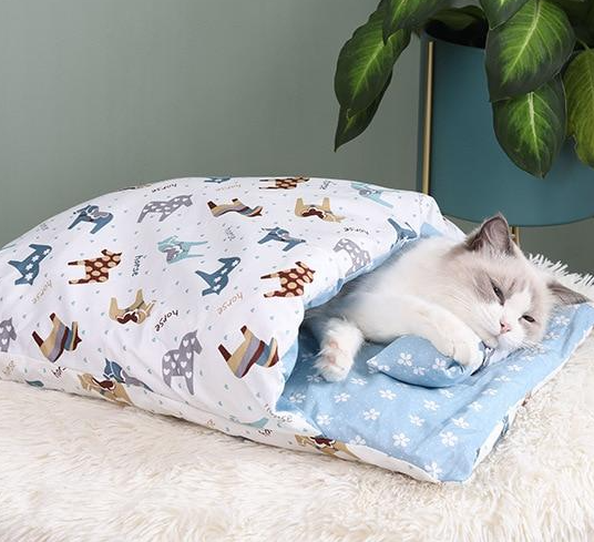 Feline comfort: a cozy cat sleeping bag bed. Warm, soft pet bed for indoor cats. Easy-clean cat accessory.