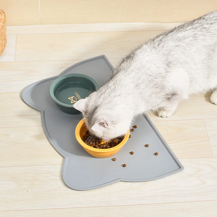 Waterproof, non-slip cat feeding mat. Keeps pet food & water contained, ensuring clean floors & tidy mealtimes.