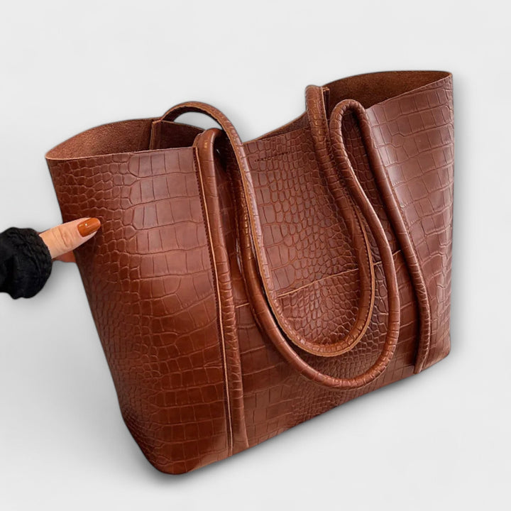 Practical everyday women's handbag: a vintage style faux leather shoulder bag, fashionable for any occasion.