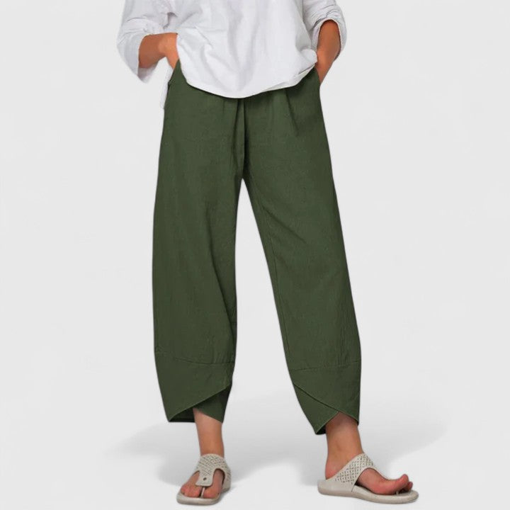Stylish women's wide-leg pants, combining vintage elegance with modern comfort and versatility.