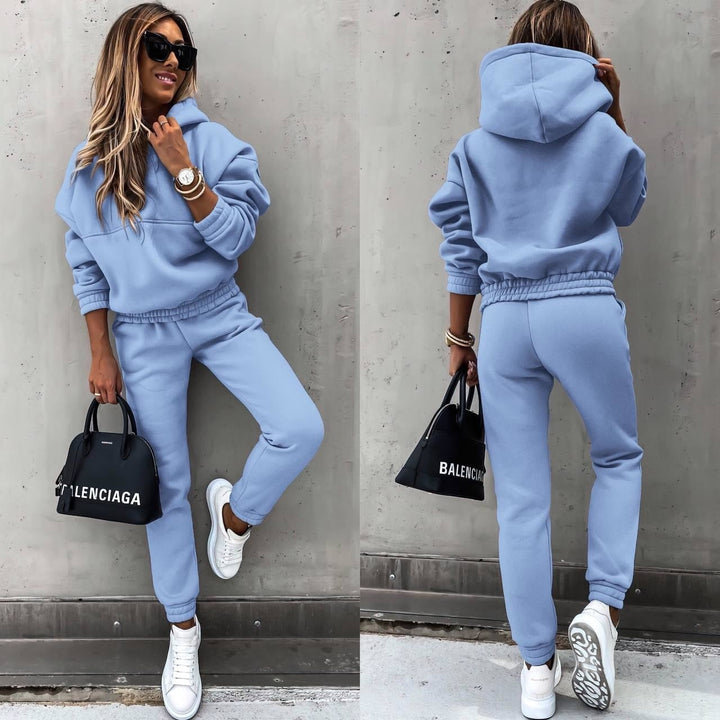Sporty women's activewear tracksuit set. Ideal for workouts, a versatile and comfortable athleisure outfit.