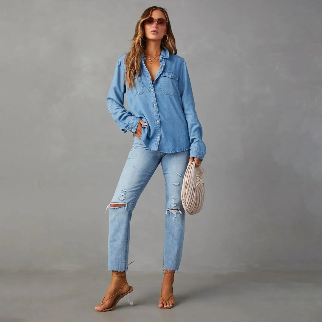 Versatile women's light blue button-up shirt. A comfortable long-sleeve wardrobe essential for everyday chic.