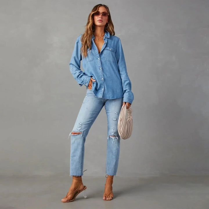Versatile women's light blue button-up shirt. A comfortable long-sleeve wardrobe essential for everyday chic.