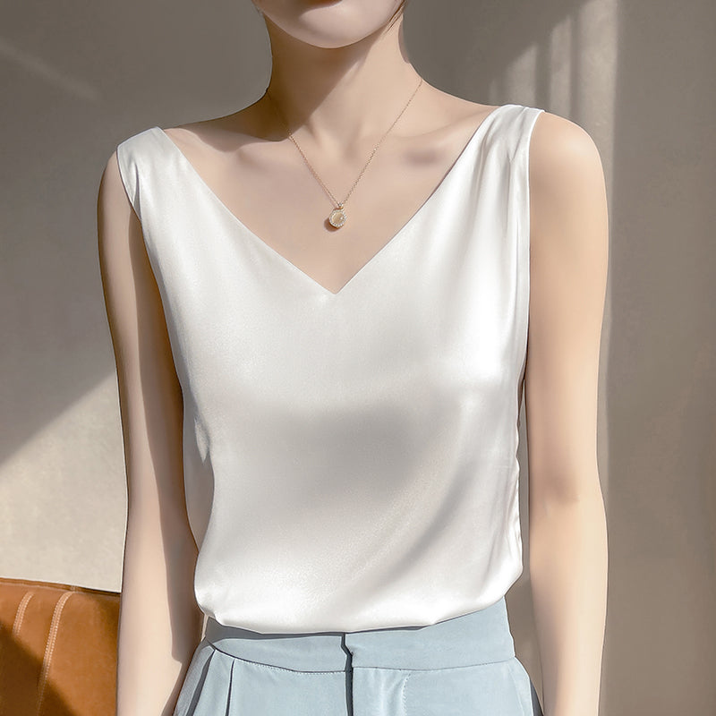 Elegant women's sleeveless top, perfect for chic fashion & everyday comfort. Classic style, versatile for all seasons.