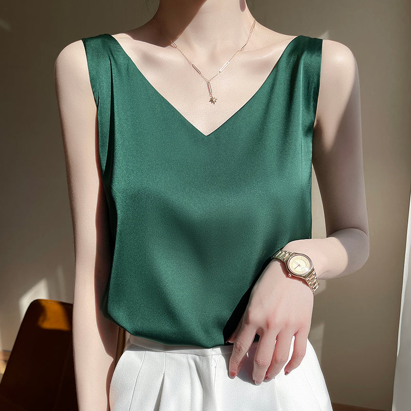 Chic women's sleeveless top, elegant & comfortable for everyday wear. Versatile, classic style, suitable for all seasons.