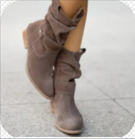 Fashionable women's flat ankle boots with a round toe and block heel, offering cozy comfort for winter.
