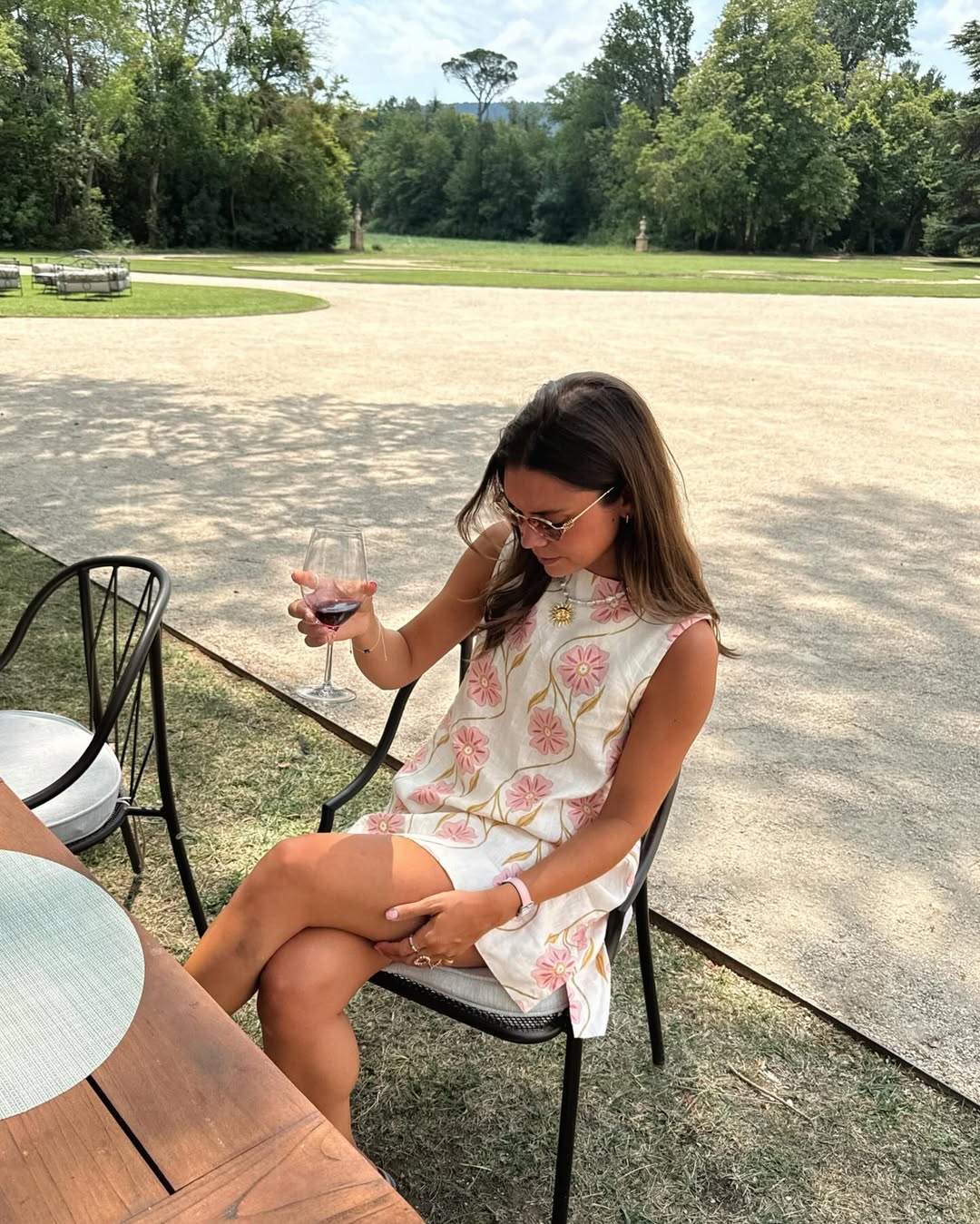 Chic & trendy women's printed sleeveless mini dress with crew neck. A stylish short dress for summer fashion.
