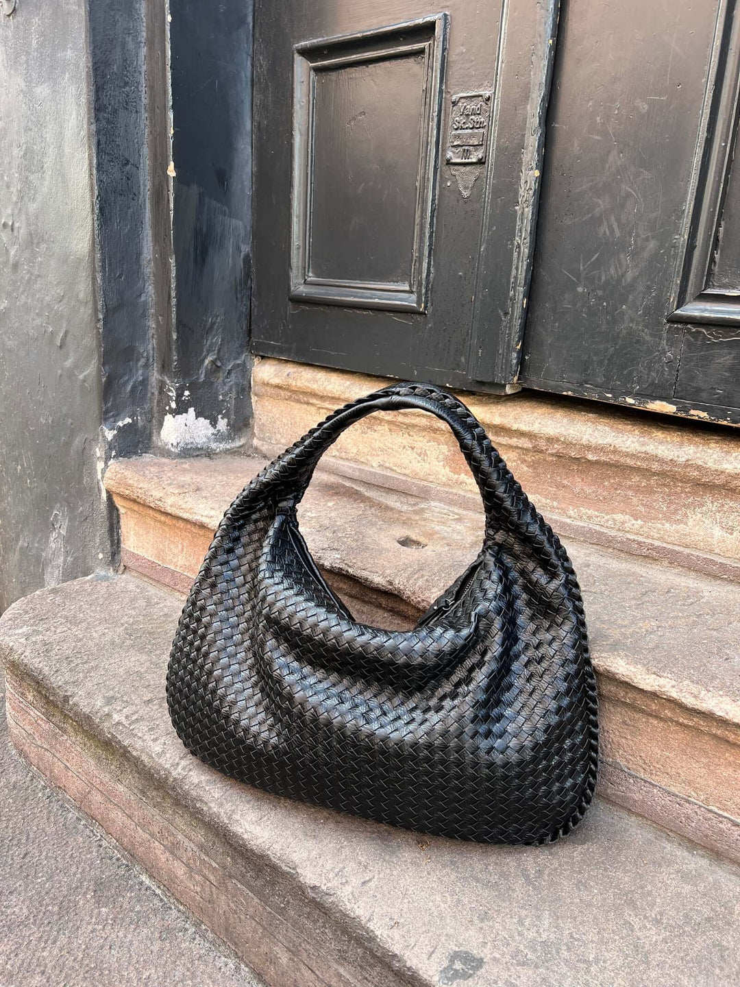 This women's elegant shoulder bag features a unique woven design, spacious for daily essentials.