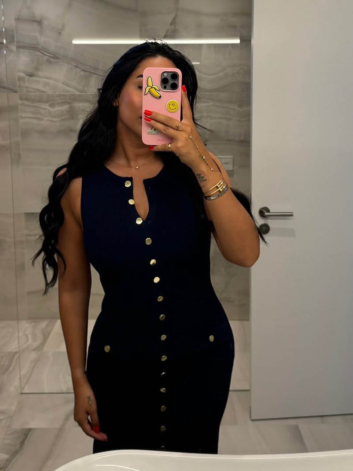 Sleeveless button-front women's maxi dress, an elegant and comfortable choice for summer events or daily wear.