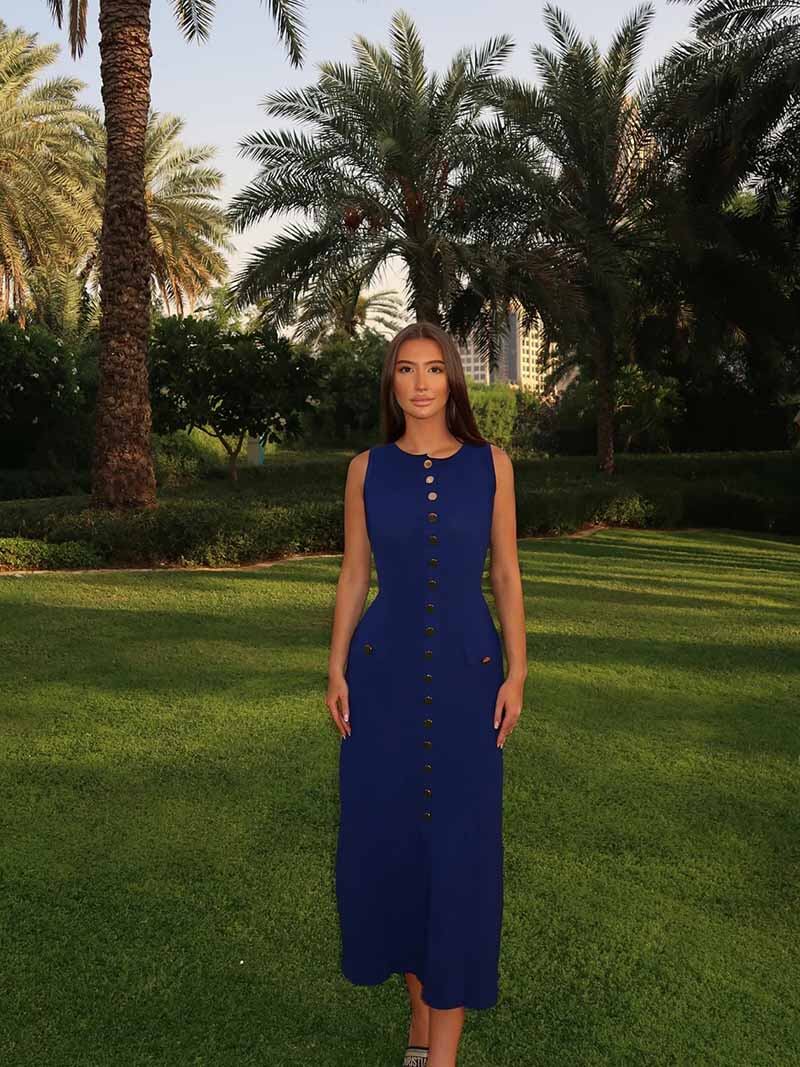 Versatile women's elegant sleeveless maxi dress, featuring a classic button-front for any occasion.