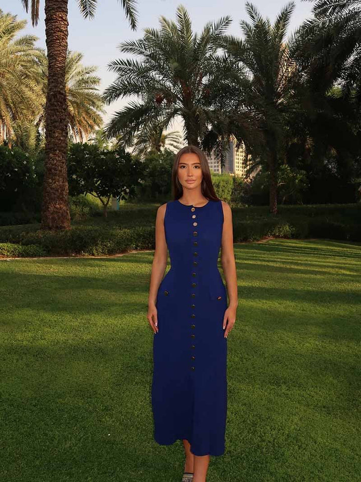 Versatile women's elegant sleeveless maxi dress, featuring a classic button-front for any occasion.