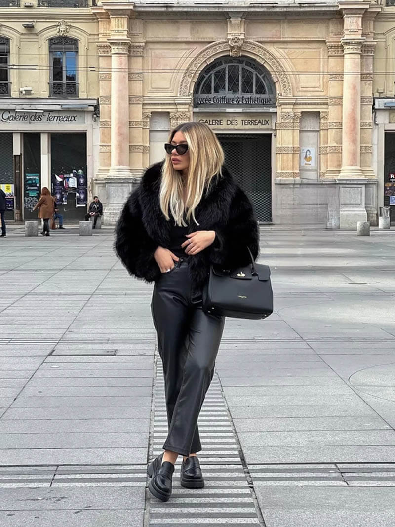 Warm women's winter coat featuring a wide lapel, designed for ultimate comfort and classic elegance.