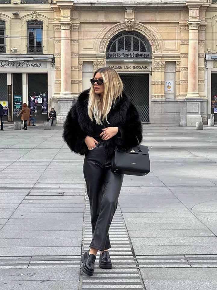 Warm women's winter coat featuring a wide lapel, designed for ultimate comfort and classic elegance.