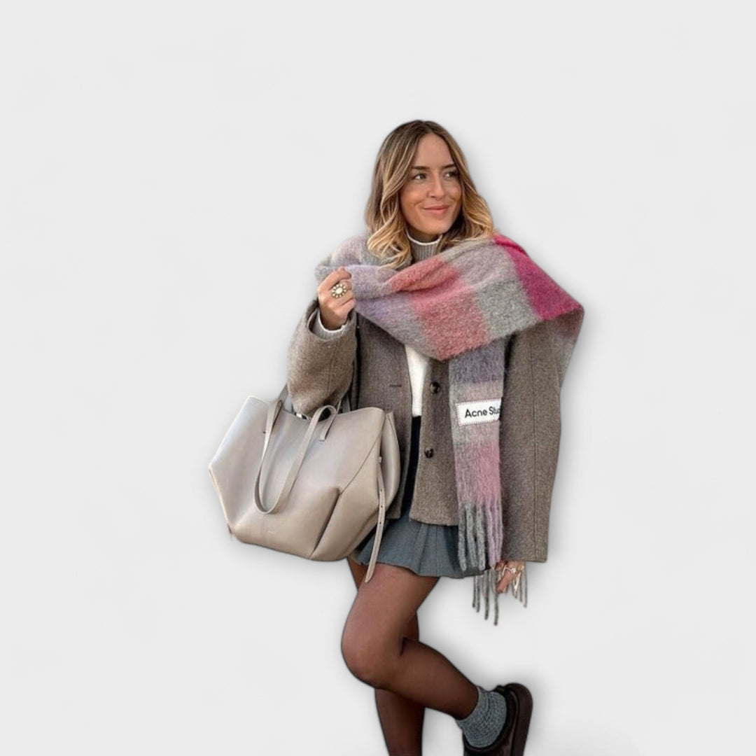 Elegant vintage leather handbag for women, a versatile shoulder bag for daily use & style.