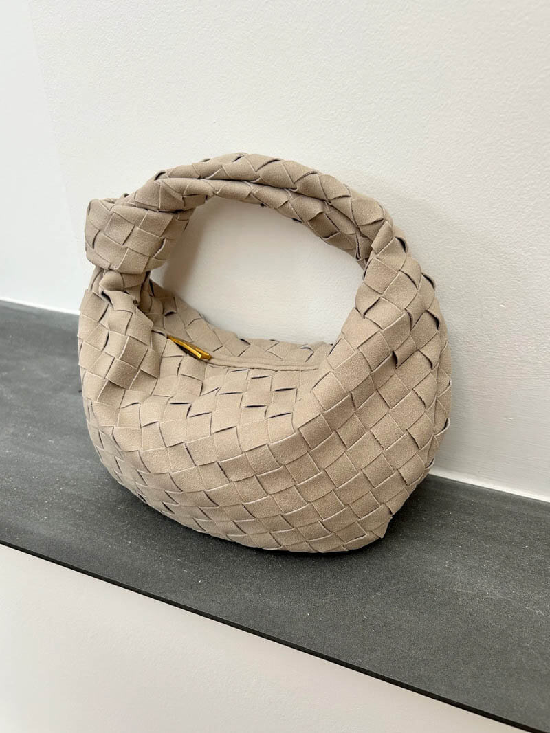 Everyday chic: women's braided suede mini bag, ideal for daily essentials.