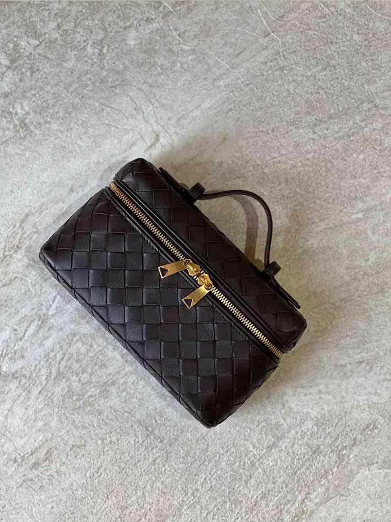 Fashionable women's shoulder bag, elegant and compact, suitable for various occasions.