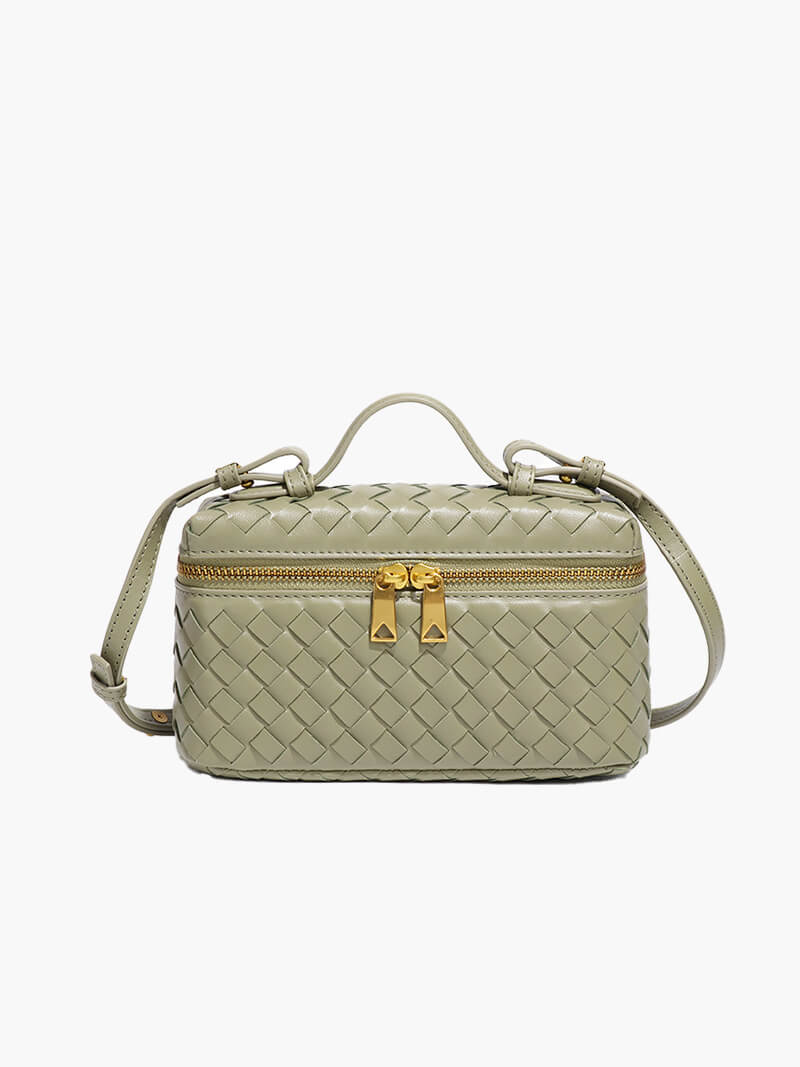 Versatile women's woven shoulder bag, a fashionable daily accessory for modern women.