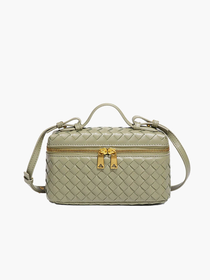 Versatile women's woven shoulder bag, a fashionable daily accessory for modern women.