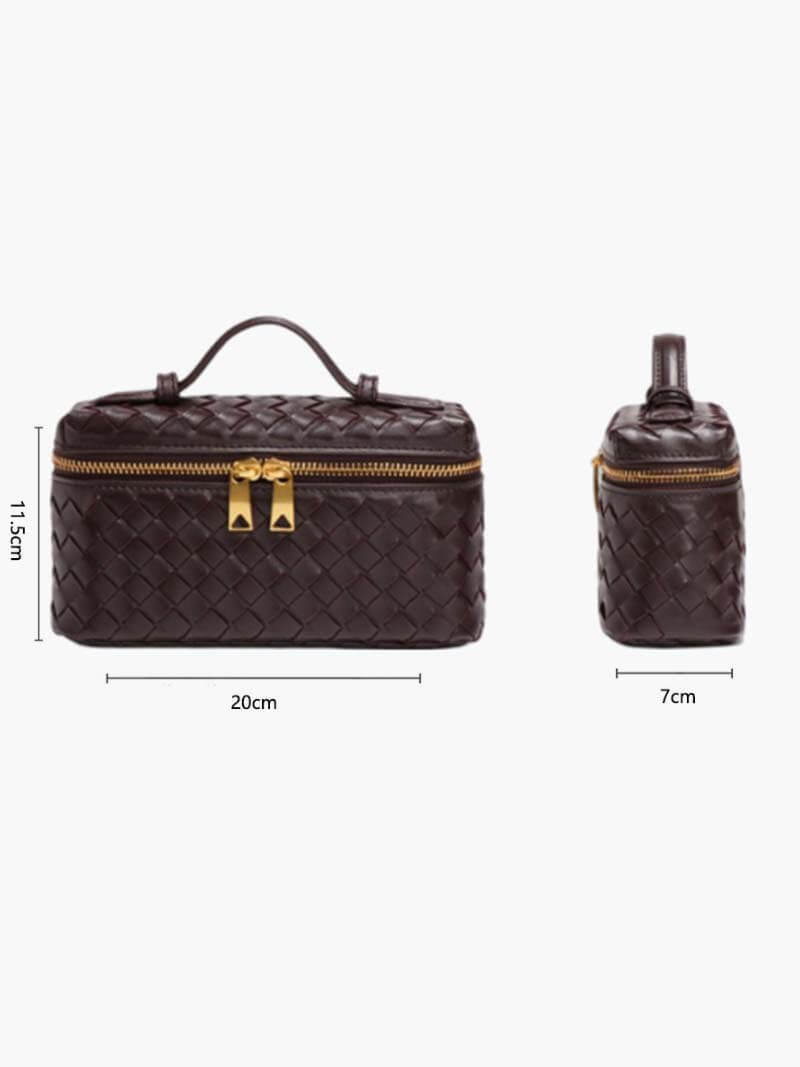 Minimalist women's woven handbag, a daily accessory with a chic crossbody style option.