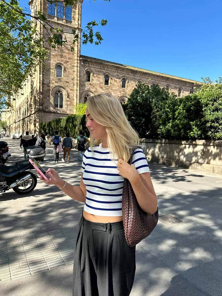 Versatile women's elegant shoulder bag, a spacious vegan leather woven handbag for any outfit.