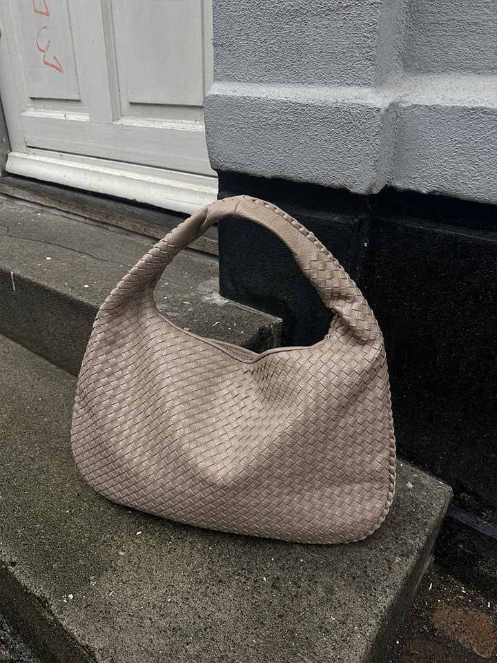 Modern women's woven shoulder bag, elegant and spacious, perfect for any occasion.