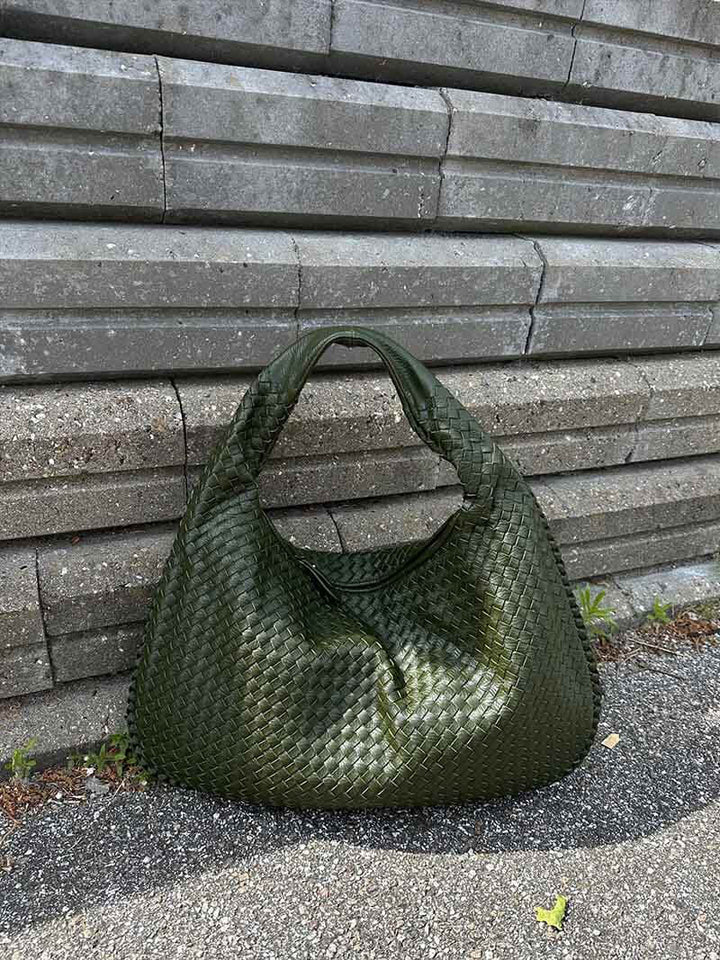 Durable and chic women's shoulder bag, featuring an elegant woven pattern in vegan leather.