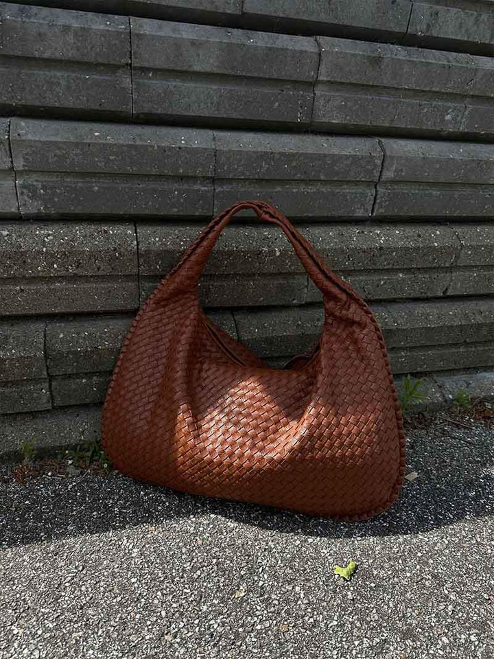 Stylish everyday women's handbag: a spacious woven shoulder bag in elegant vegan leather.