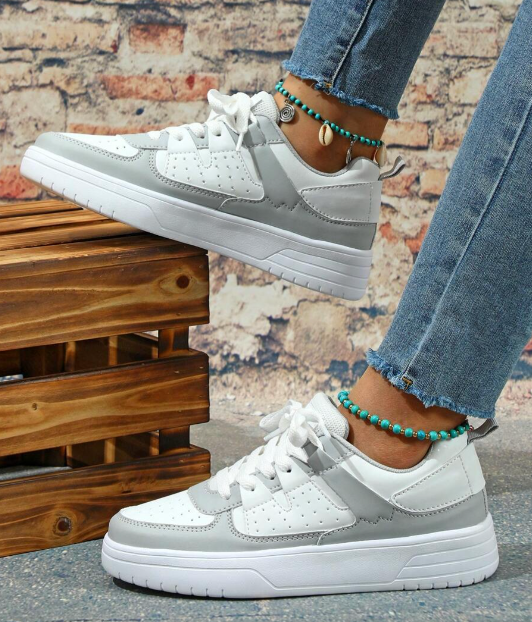 Casual women's leopard print sneakers, stylish and comfortable everyday footwear for modern women.
