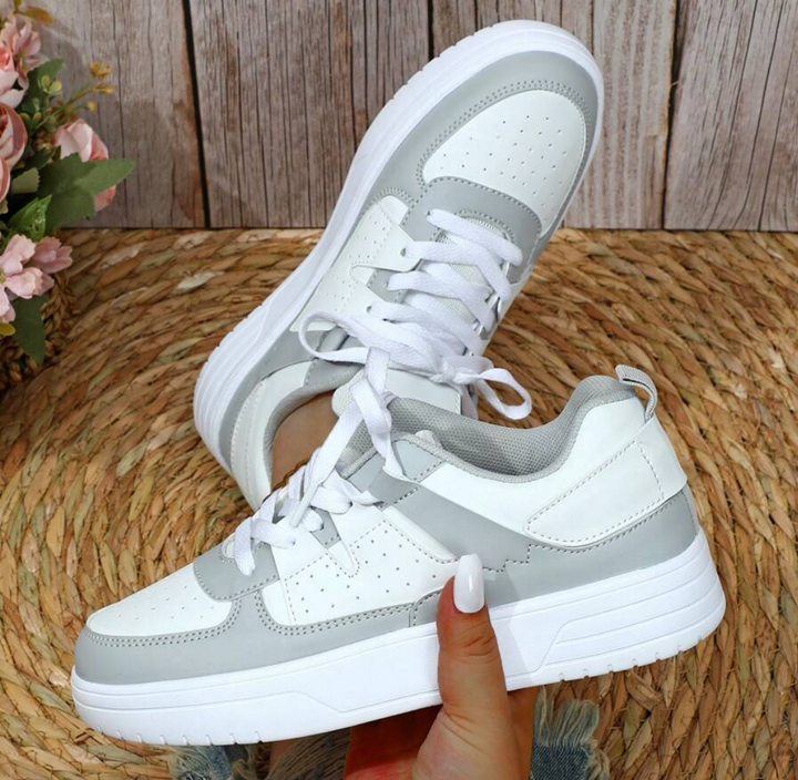 Fashionable women's floral pattern sneakers, perfect for a stylish and comfortable everyday look.