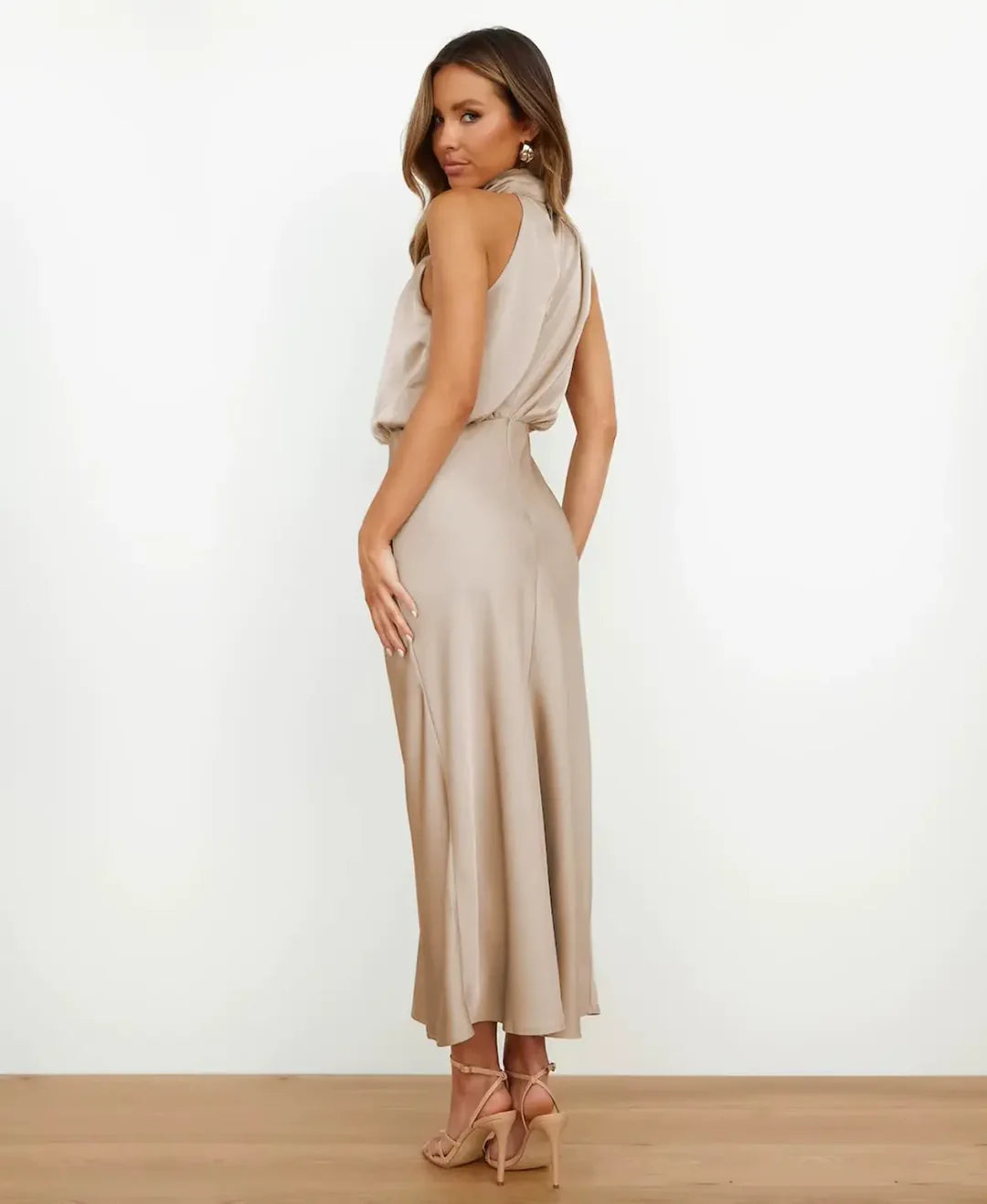 Women's sleeveless high-waist midi dress, ideal for elegant spring/summer fashion.