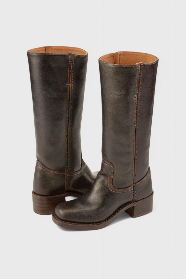 Women's elegant knee-high boots with a comfortable block heel, ideal for chic winter looks.