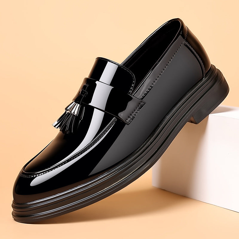 High-quality men's polished leather tassel loafers. Durable slip-on dress shoes suitable for any occasion.