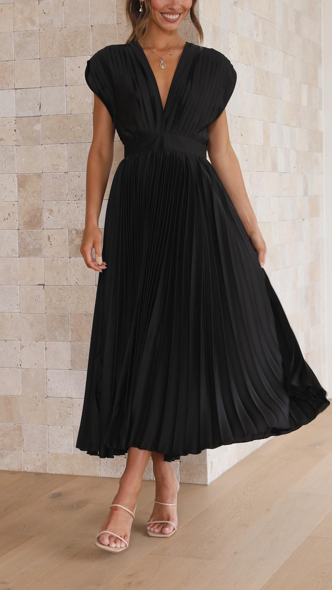 Elegant women's daytime pleated long dress, flowing and comfortable.