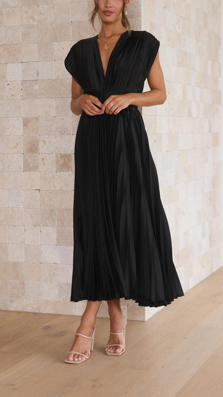 Elegant flowing pleated maxi dress, women's versatile formal wear.