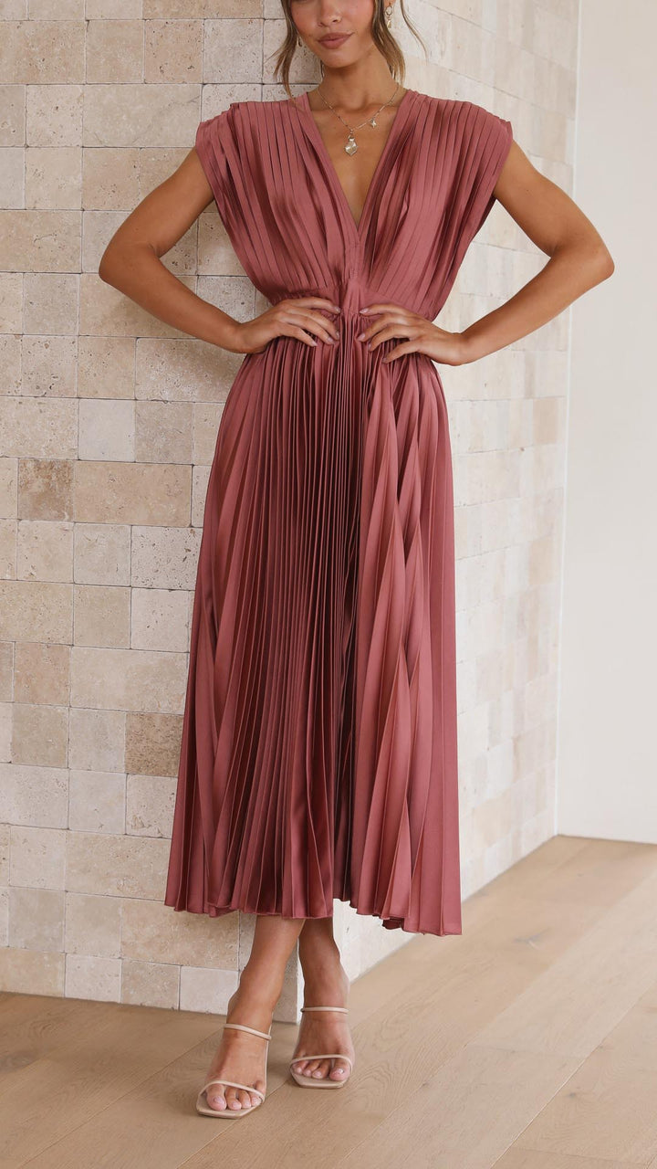 Elegant pleated maxi dress for women. Flowing style, perfect for evening wear.