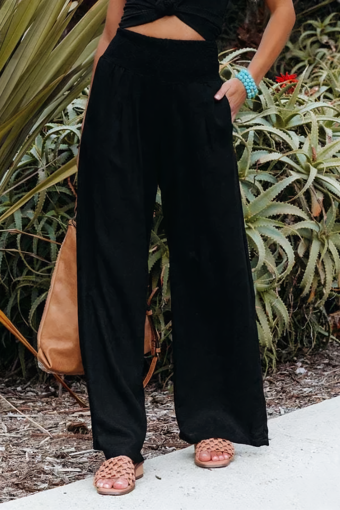 Comfortable women's palazzo pants, light and flowy wide-leg design, ideal for casual or elegant spring wear.