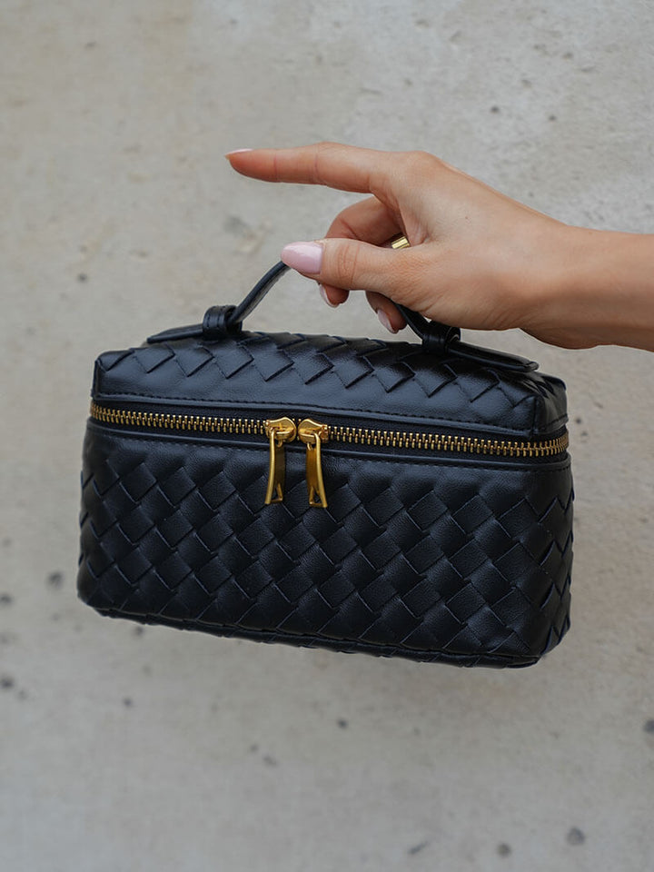 Compact woven purse, an elegant fashion bag for women, ideal for everyday use.