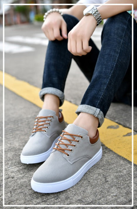 Men's round-toe casual sneakers, low-top, lace-up, designed for cushioned comfort.