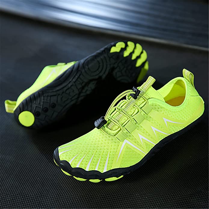 Casual men's barefoot shoes, flexible sole for a natural walking experience.