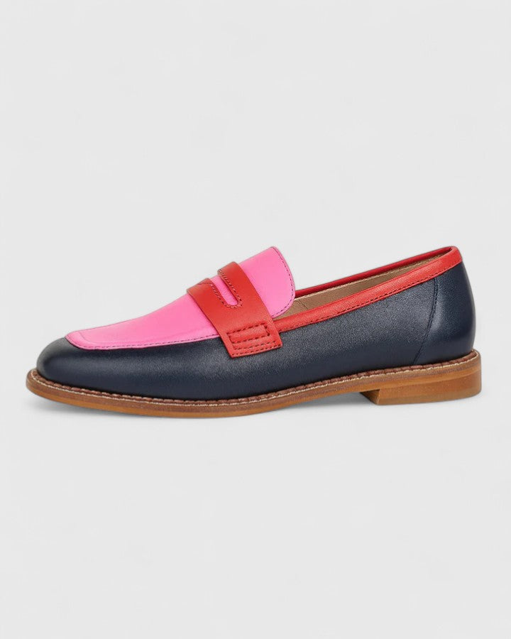 Stylish slip-on women's loafers in a versatile design, perfect comfortable flats for daily wear & elegant fashion.