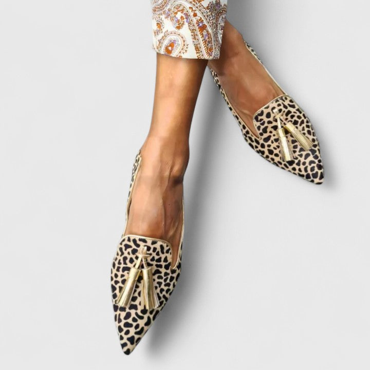 Stylish women's pointed-toe flat loafers featuring a chic pattern & tassel detail. Comfortable slip-on footwear.
