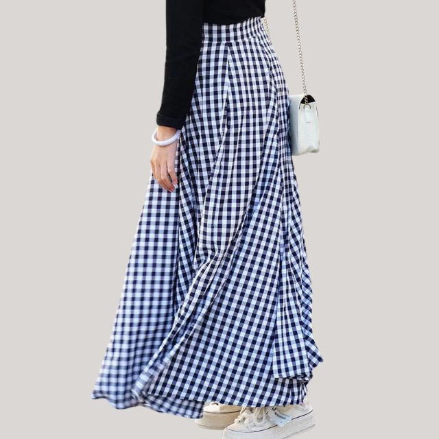 Modest fashion black high-waist maxi skirt for women, elegant and long for any occasion.