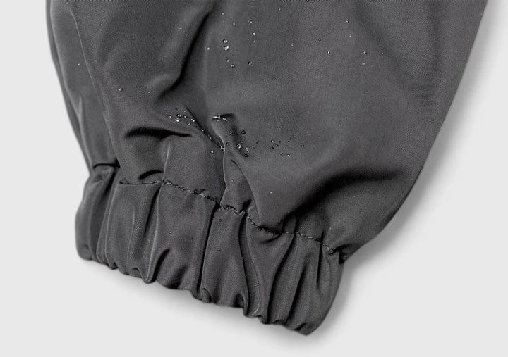 Women's practical long rain coat, oversized fit for comfort. Stylish protection against wind and rain, versatile.