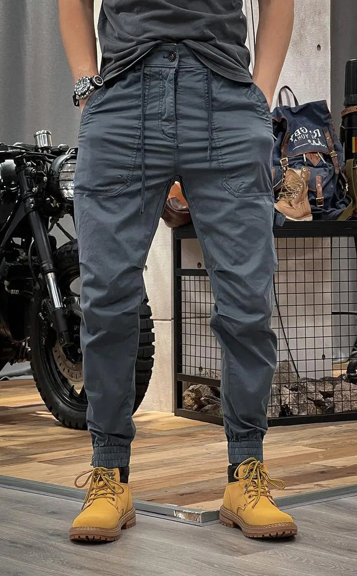 Everyday women's comfortable stretch cargo pants, ideal for casual and outdoor fashion.