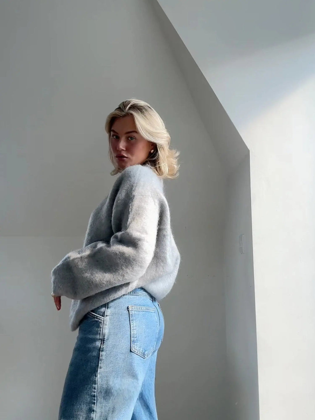 Effortless women's oversized pullover. Soft, cozy sweater with a relaxed fit, ideal for winter & autumn wear.